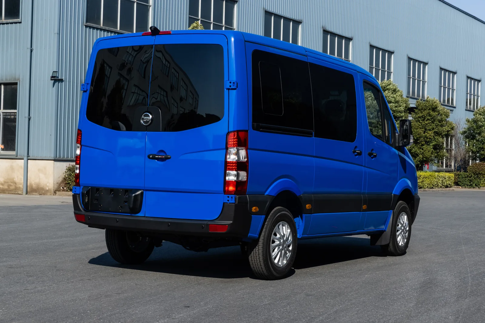 Rear three-quarter view of blue TOURWAY T5 commercial vehicle
