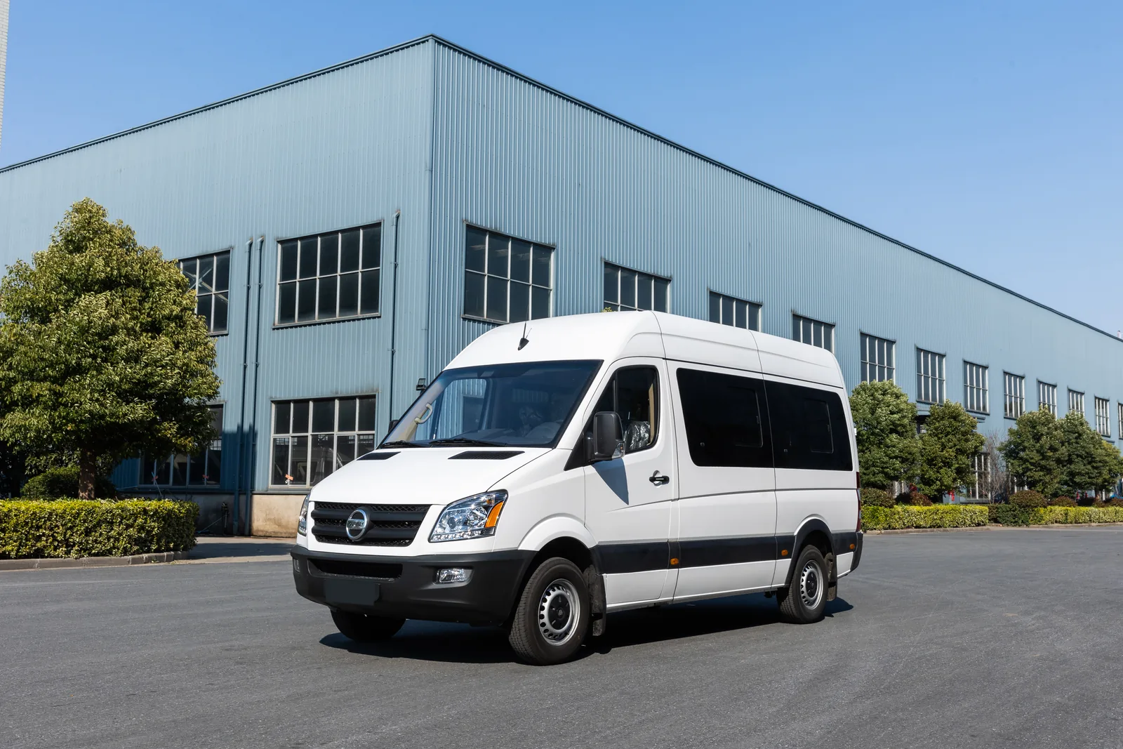 Alternative front three-quarter view of white TOURWAY T6 commercial vehicle