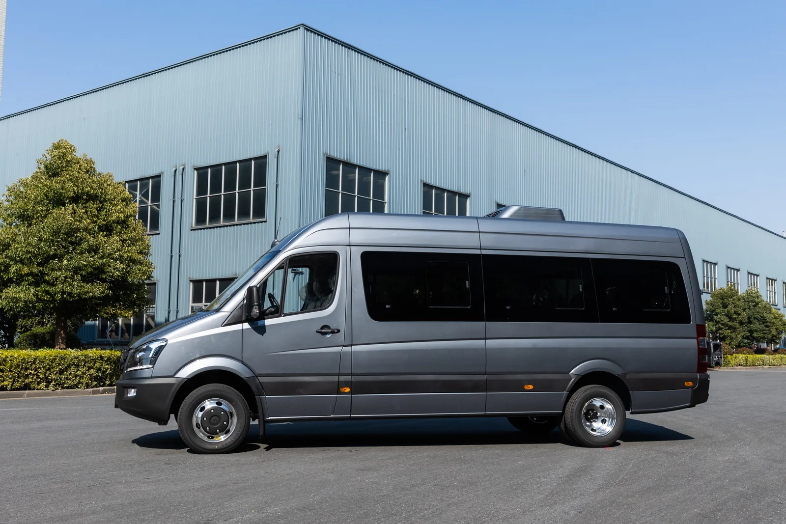 Left side view of gray TOURWAY T7 commercial vehicle